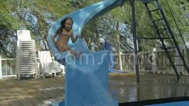儿童在水上乐园滑水。 暑假假期